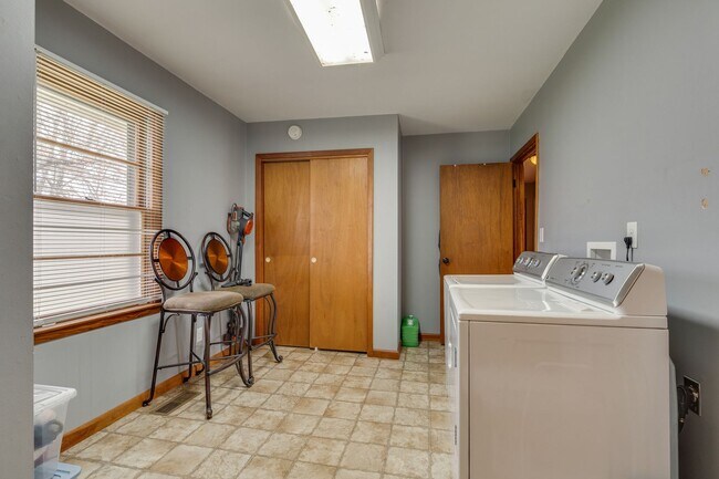 Building Photo - Charming Kingsport Home with Expansive Bas...