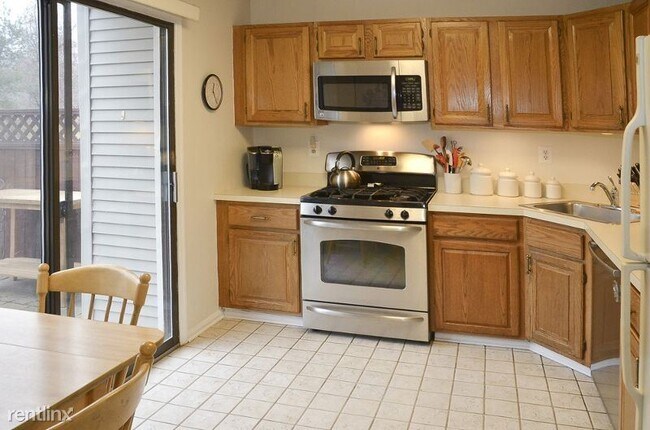 Building Photo - 3 br, 2.5 bath Townhome - 19 Woodward Lane