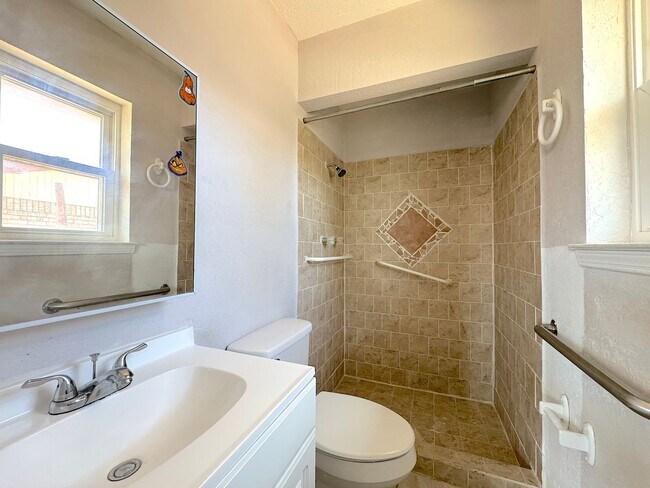 Building Photo - Northeast El Paso 4bed/3bath Refrig A/C w/...