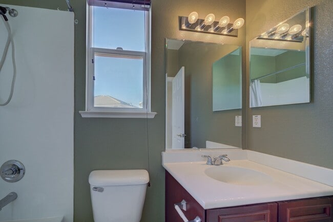 Building Photo - Beautiful 3 Bed/2.5 Bath 2- Story Home