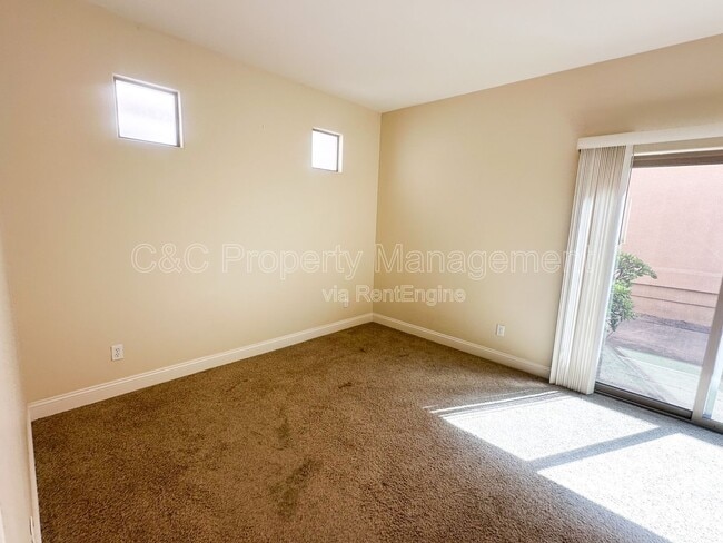 Building Photo - 3202 Playa Ct