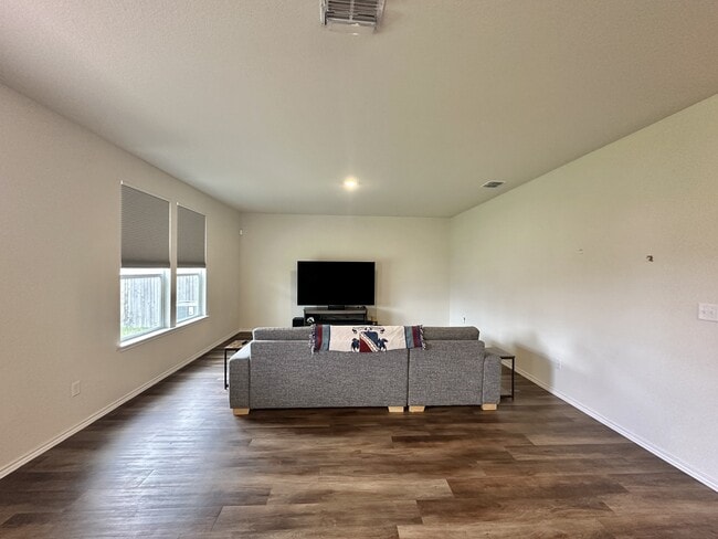 Building Photo - 10235 Crossbuck