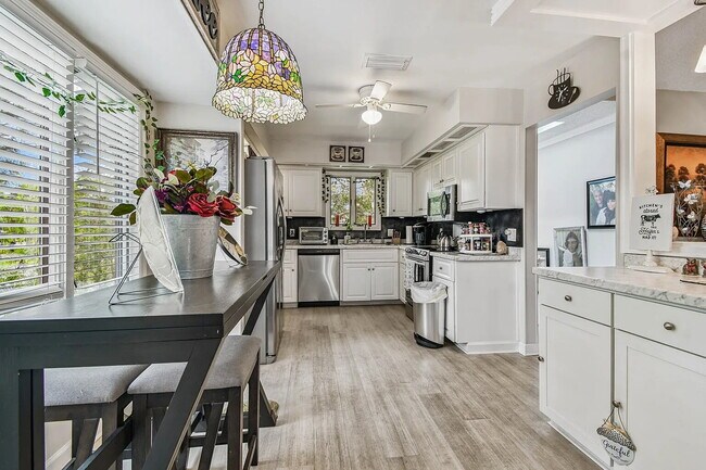 Building Photo - "Charming 3-Bed, 2-Bath Oasis at 1011a Sou...