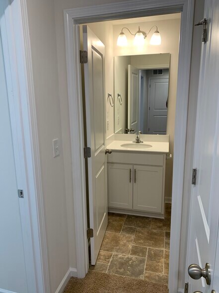 Full Common Bathroom - 6115 Guildford Hill Ln