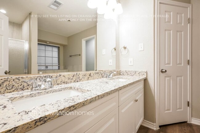 Building Photo - 1633 Summers Dr