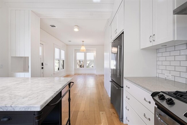 Building Photo - 2606 W 8th St