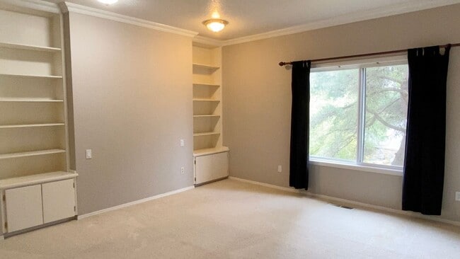 Building Photo - Beautiful custom home in Lakeshore Estates