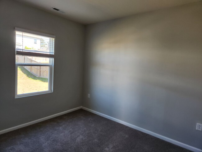 Building Photo - 4 Bedroom For rent