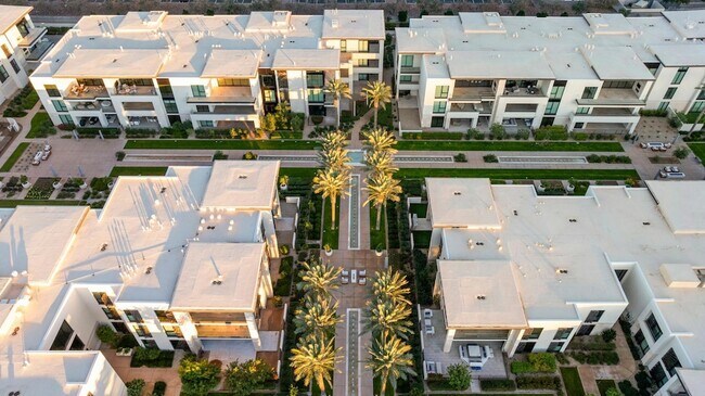 Building Photo - 6587 N Palmeraie Blvd