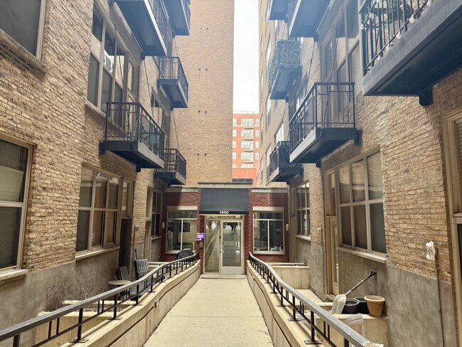 Building Photo - 1500 W Monroe St