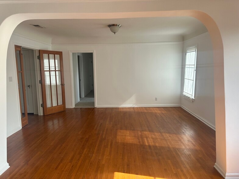 Dining room - 612 N Plymouth Blvd