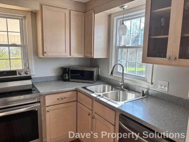 Building Photo - Experience Effortless Living in Beautiful Red Brick Ranch