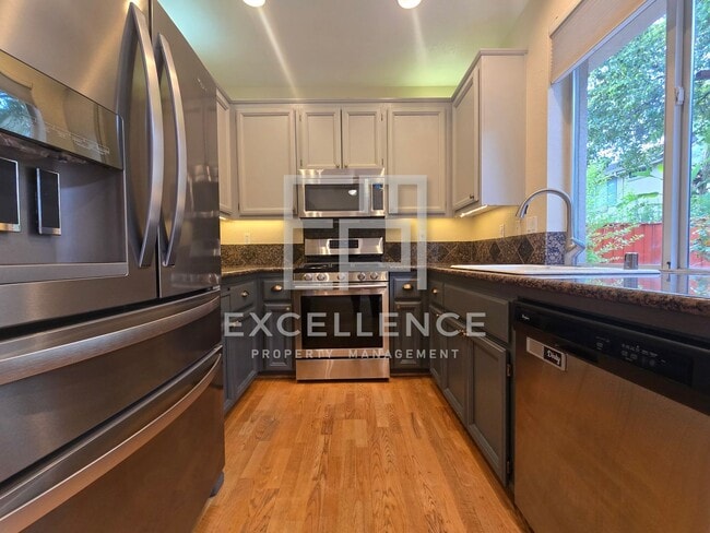 Building Photo - Beautiful 2 Story Townhouse - Small Pets N...