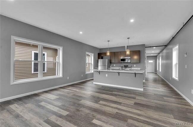 Building Photo - 140 Seymour St