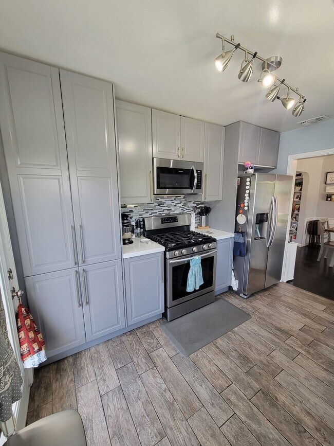 Building Photo - Great Single Family Home in West Long Beach