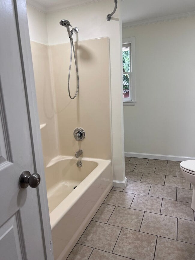 Building Photo - Super cute farm house with beautiful mountain view! 2 bedrooms, 1 bathroom!