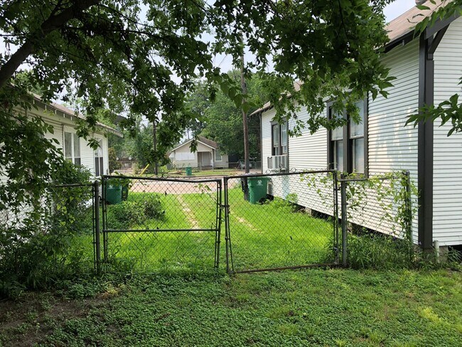 Building Photo - 1132 W Cavalcade St