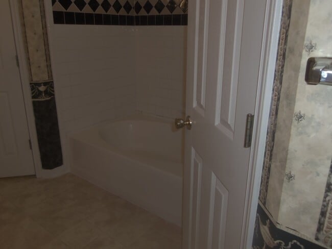 Building Photo - 4201 Windwood Dr