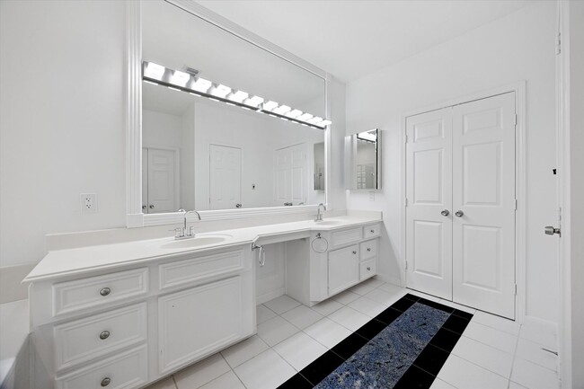 Building Photo - Beautiful Home Near University of St. Thomas