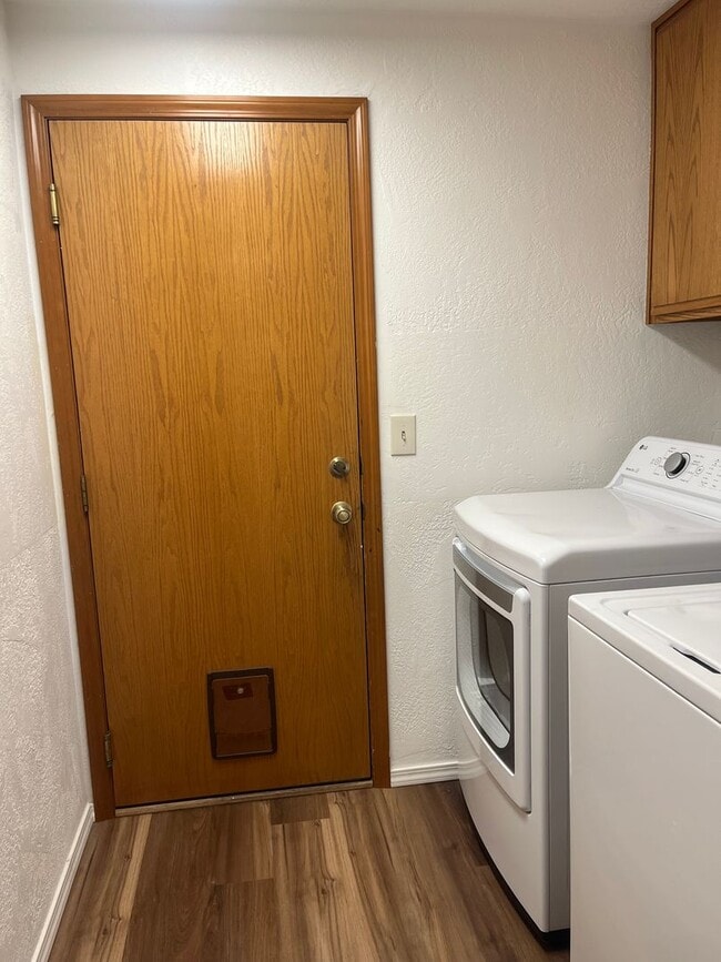 Building Photo - 3 Bedroom 2 Bath House