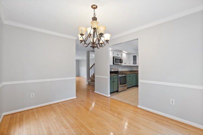 Building Photo - 9401 Rosmarin Way