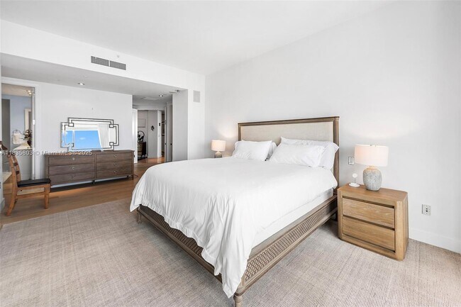 Building Photo - 1425 Brickell Ave