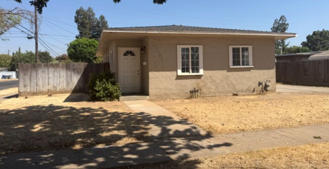 Building Photo - 3 Bedroom home conveniently located in the heart of Merced