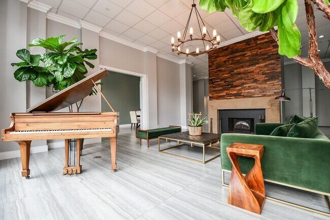 Building Photo - 5150 Hidalgo St