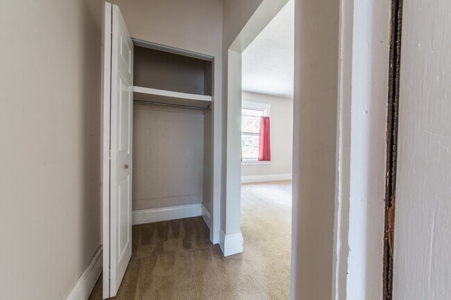 Building Photo - AVAILABLE AUGUST 2026 - Unique 3 Bedroom + den w/ Central AC in the South Side Slopes!