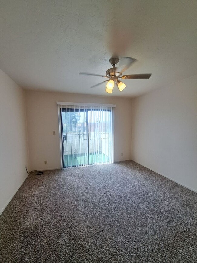 Building Photo - Beautiful 2 Bedroom Condominium Near Fashi...