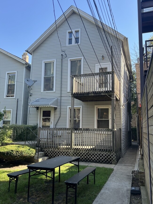 Building Photo - 1535 N Leavitt St