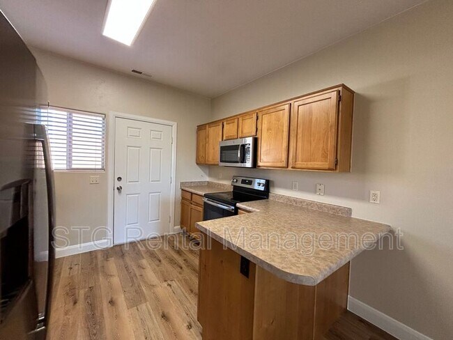 Building Photo - 700 N Main St