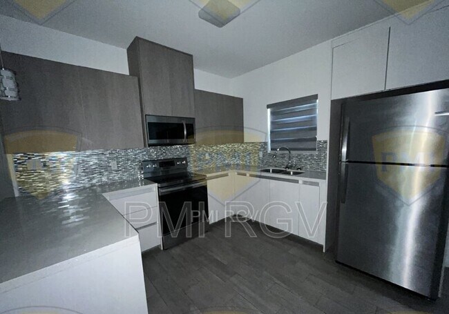 Building Photo - 805 W Garrison Dr