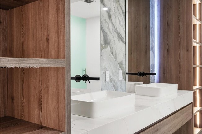 Building Photo - 116 W 1st Ct