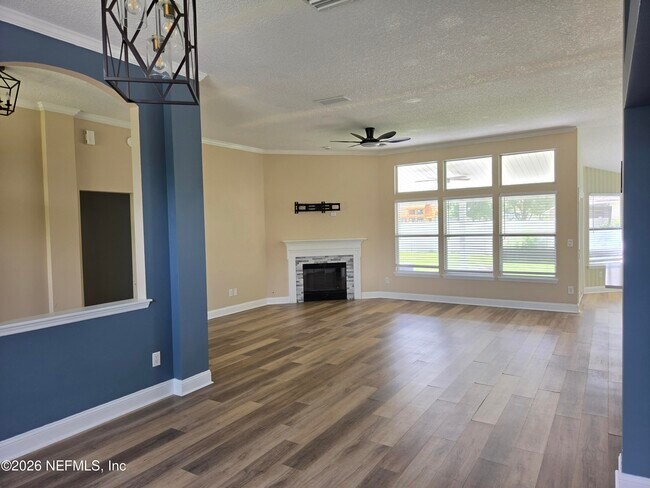 Building Photo - 2071 Thornhill Drive