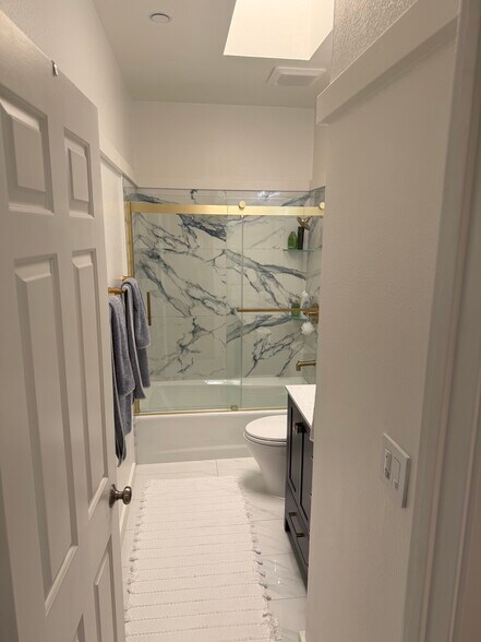 Main Bathroom/Guest Bathroom - 2185 Bush St