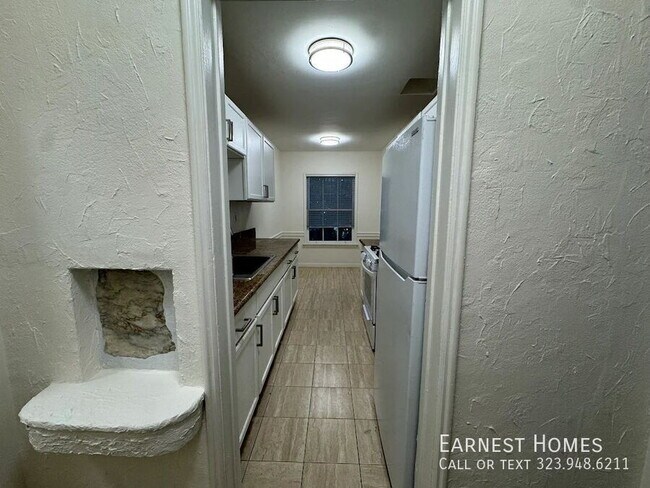 Building Photo - 127 N Doheny Dr