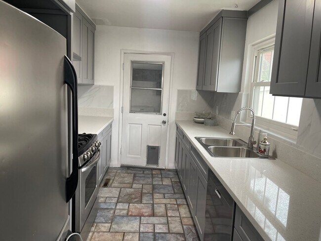 Building Photo - 3 Bed, 2 Bath House, New Kitchen plus 2 Bonus Rooms/Office in La Mesa!