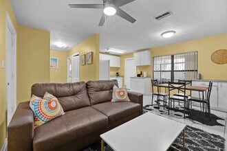 Building Photo - 737 SE 4th Ave