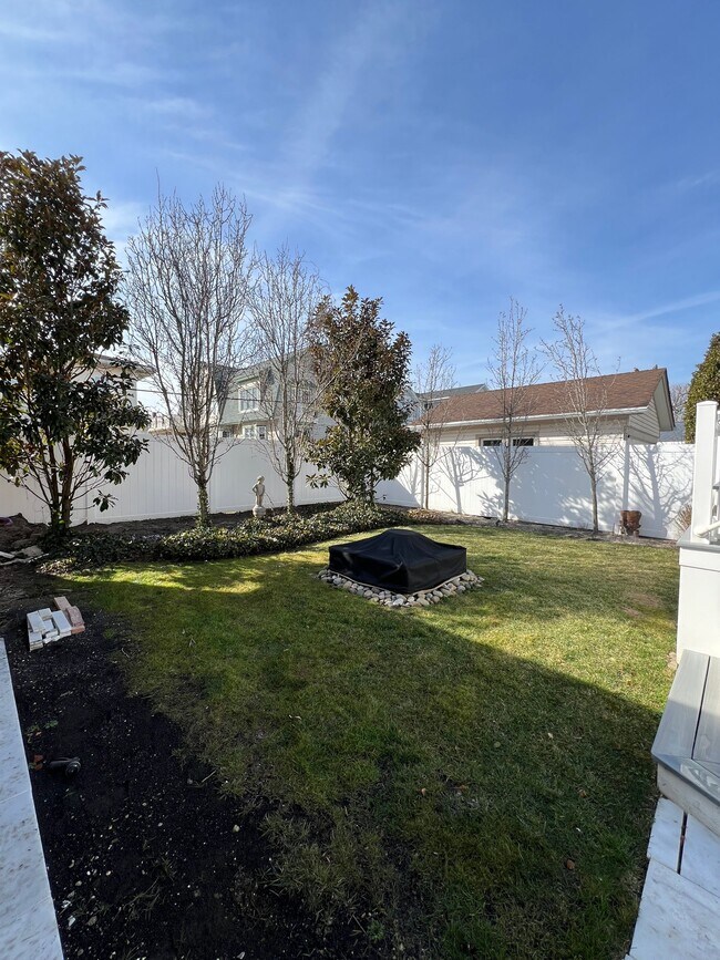 Building Photo - 16 S Somerset Ave