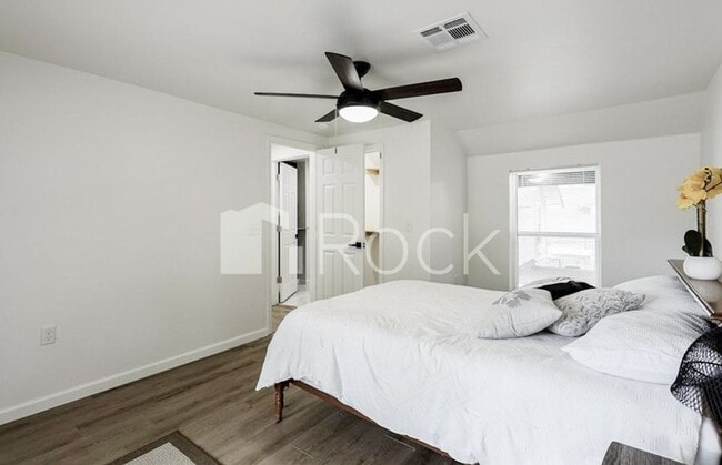 Building Photo - 4 Bedroom Home with 2.5 Bathrooms on a Corner Lot near Plaza District