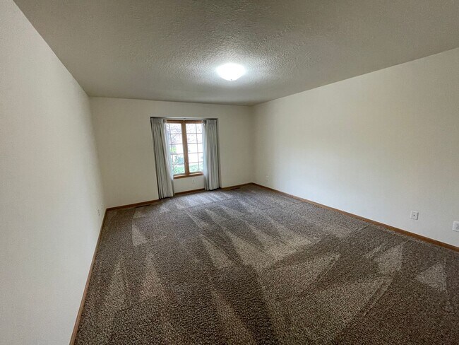 Building Photo - Spacious Duplex near Manhattan Country Club!