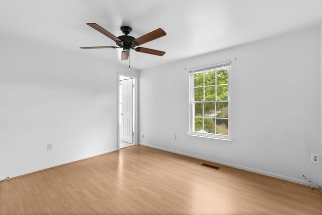 Building Photo - Spacious Townhome