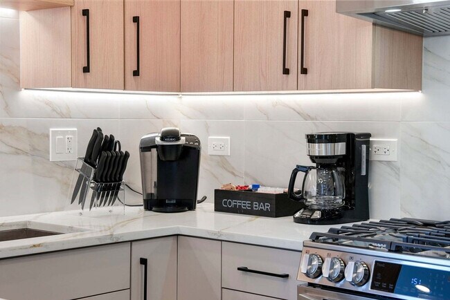 Building Photo - 2344 W Polk St