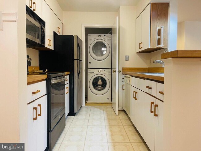 Building Photo - 7715 Lafayette Forest Dr