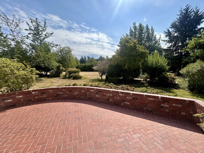 Building Photo - 560 E Maberry Dr