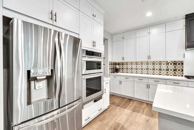 Building Photo - Light and bright 4 bedroom 3 bath beauty i...