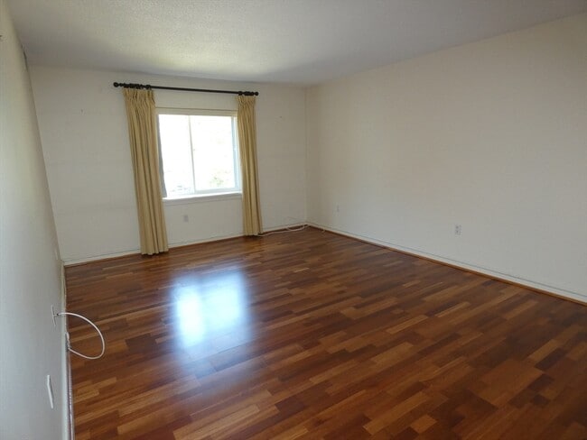 Building Photo - 380 Place Ln