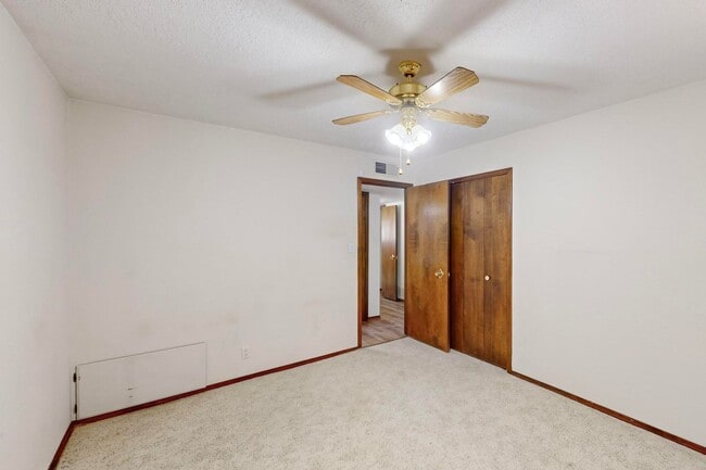 Building Photo - NE Brick Ranch 3/Bd 2/Ba 2 Cg 1782/sf