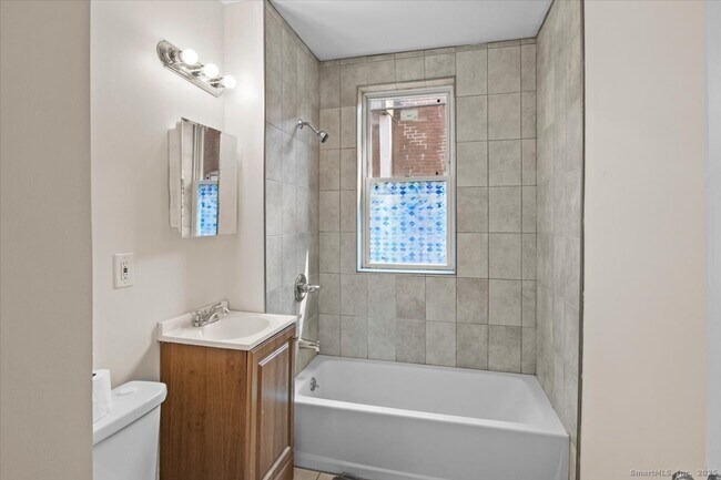 Building Photo - 204 Magnolia St